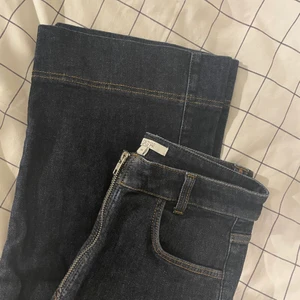 Vida jeans - Snygga jeans med raka ben och cool dragkedja! Stretchig och skönt tyg! Bara att skriva om du vill ha mer bilder/mått eller har frågor!🥰