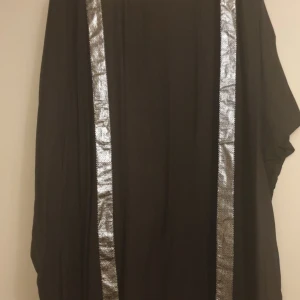 Kimono - Svårt kimono med silverdetaljer. Oanvänd 