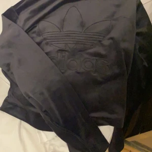 adidas tröja - adidas tröja i velour material, EXTREMT skön