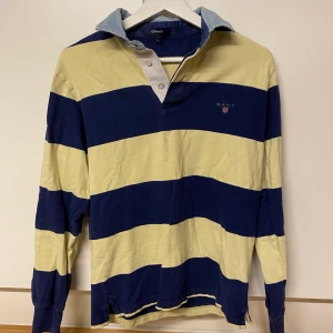 Snygg Rugbytröja GANT - Säljer en gulblå GANT rugbytröja i stlk S. Köpt för 1199kr i GANT butik. Inte använd så mycket, bra skick. Jag står inte för postens slarv.