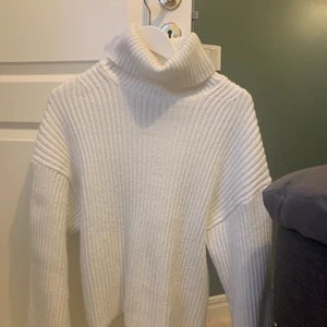 H&m  - Vit polo tröja från H&M i storlek S. Hör av er vid frågor, ansvarar ej för postens slarv. ❤️