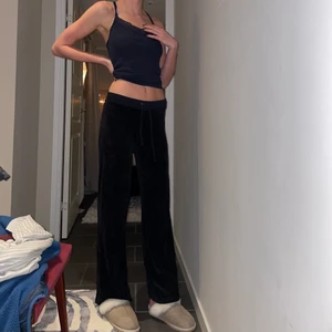 Juicy couture byxa!🖤 - Så härliga mjukisar som inte kommer till användning! Skick: använda men har inga defekter som ex hål eller slitningar✨ jag är 175 cm lång och de slutar strax över golvet 💕 (skickar spårbart)