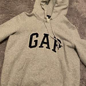 Fin grå gap hoodie. Storlek: medium. Färg: grå. Pris: 199
