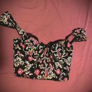 Victoria’s Secret bustier dream angels  - Hej jag tänkte sälja min Victorias secret dream angels bustier! Köpte den för över 1000kr. Korsetten/bustiern har bröststorlek 34 C fast är väldigt liten eftersom jag har A och den passar mig utmärkt. Jag skulle säga att bustiern är i storlek S. Den är väldigt söt och sexig och verkligen som en dröm! Köparen står för frakten 💕