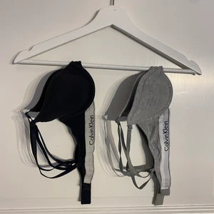 Calvin Klein Bh - Jätte bekväma CK behåar, köpta i Spanien och är i bra skick fortfarande har tyvärr klippt av lapparna men det är en S på båda och tror det är en A cupa skulle kunna mötas upp och testas för att få exakt en perfekt passning och lösning för dig 🤎🌟 köptes för 600kr per bh. Säljer båda om man är intresserad pris kan diskuteras eller en för en för 300kr st 💫