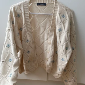 Kofta  - Jättefint skick, mjuk, från chiquelle. One size men passar XS-M skulle jag säga 