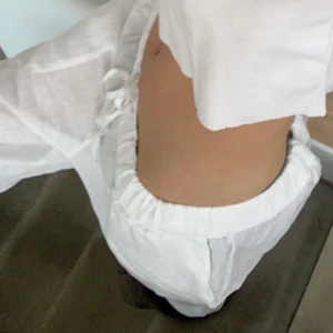 Vita linnebyxor  - Super härliga och somriga linnebyxor från hm i storlek M. Lite för stora för mig men går att ändra med band i midjan, helt slut på hemsidan❤️❤️ helt oanvända med lapp kvar!!