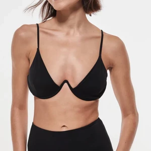 Bikini topp - super fin bikini topp , säljer pågrund av att den inte passar mig, prislapp kvar! Perfekt till sommaren. Passar både XS/S 💛 frakt ingår 