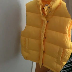 Gul väst - Gul väst från carlings, knappt använd då jag inte gillar färgen på mig. Annars jätte fin och bra skick! Strl xs-s men stor i storleken. 