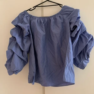 Rutig puffärm tröja  - Jätte fin tröja som är blå vit randig u strl M. 