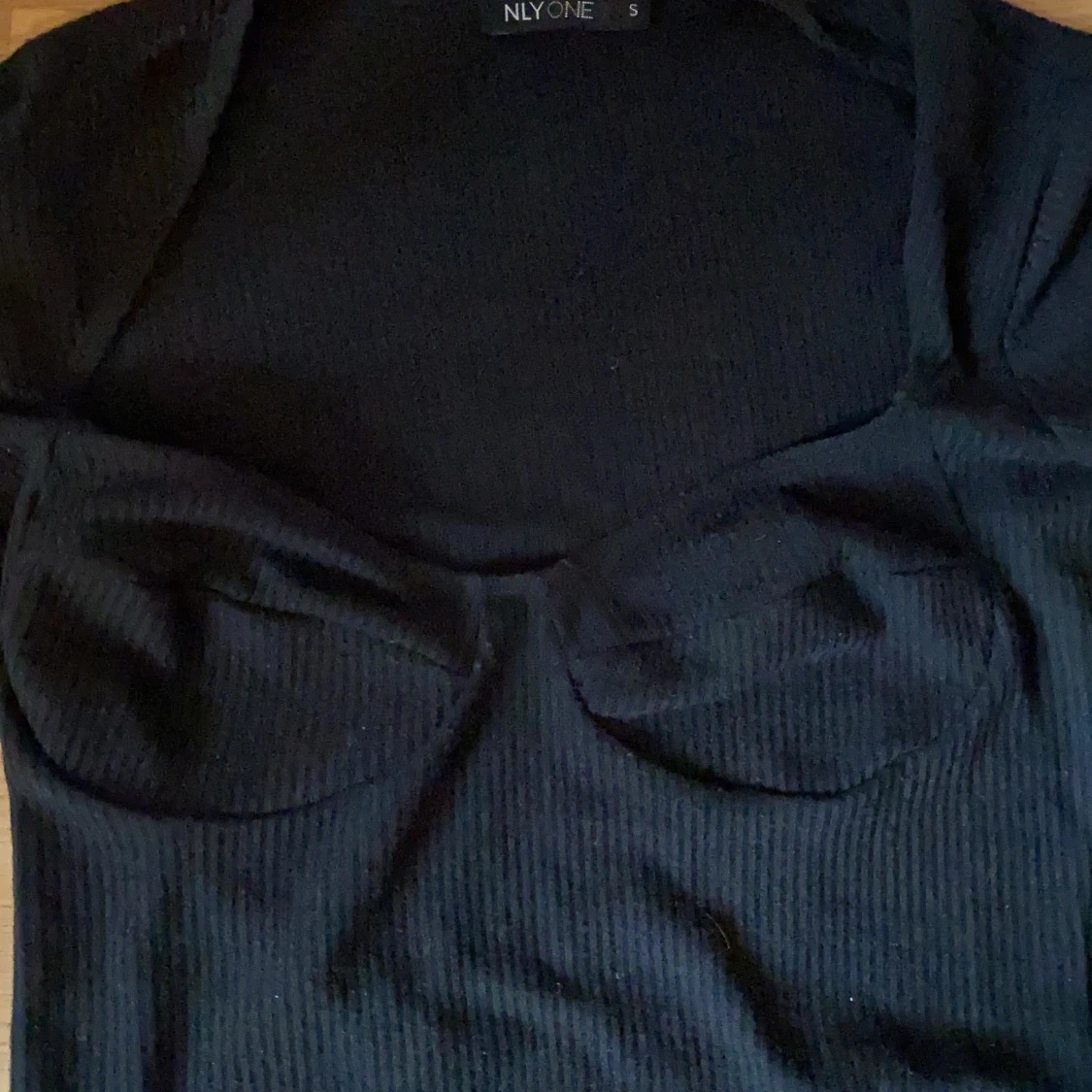 Svart body med snygg urringning - 91