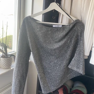 fest topp, en armad - en fin fest topp med en arm vilket är väldigt trändigt just nu, lite stor på mig så kommer inte till användning 