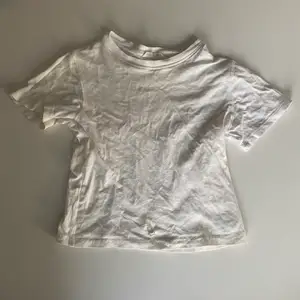 En fin vit t-shirt i barnstorlek. Den passar dock en xs med tightfit!