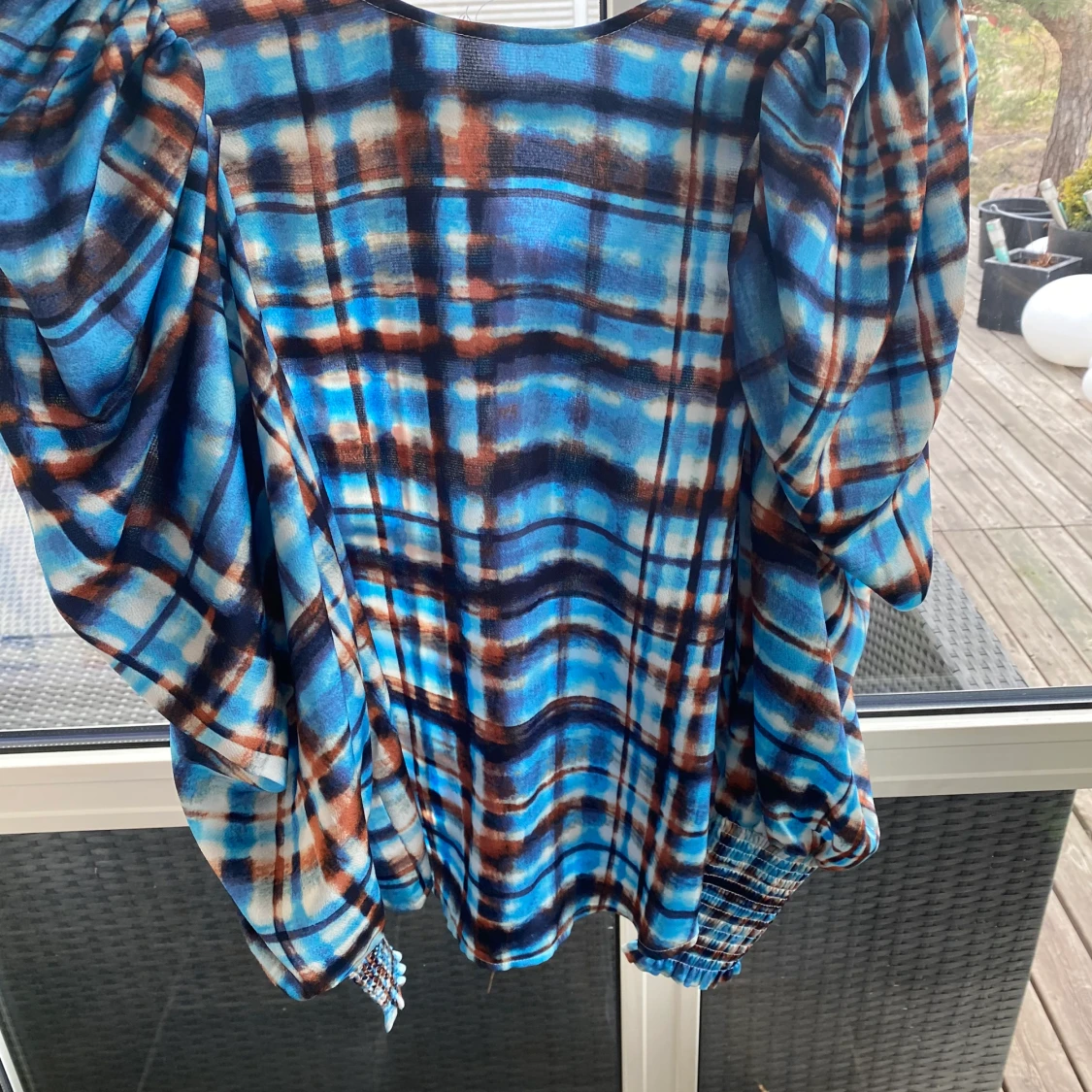 Cool mönstrad blus med puffärm - 90