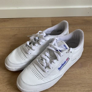 Reebok sko 37,5 - En fräsch sko passande nu till vår och sommar. Säljer då den är för liten för mig, därav snålt använda. Priset är inkl. 70kr frakt             !!!!OBS!!!! Frakten står som gratis då den är sammanslagen med priset!!!!