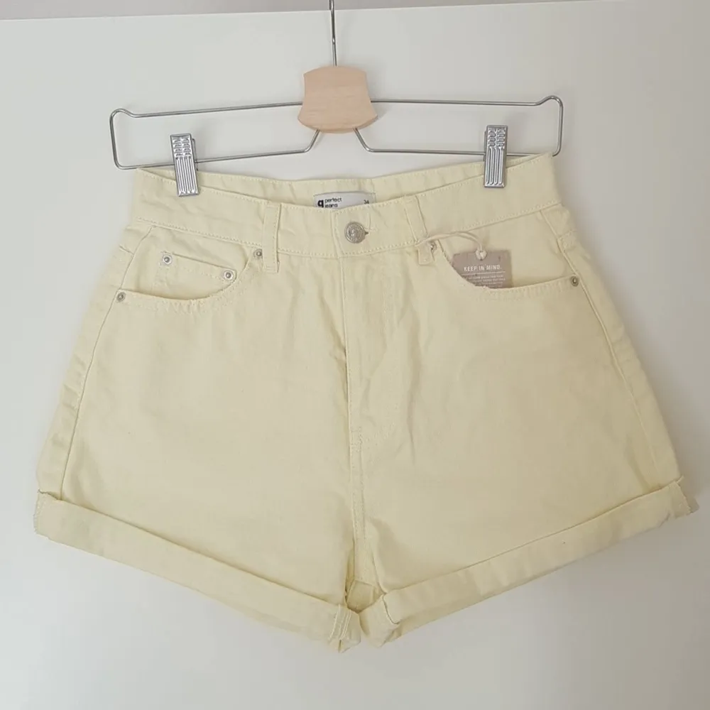 Gula high waist shorts från Gina Tricot. Storlek 34. De är helt nya med prislappen kvar. Säljer på grund av att de var för små för mig som bär storlek 36.. Shorts.