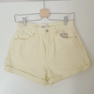 Gina Tricot shorts  - Gula high waist shorts från Gina Tricot. Storlek 34. De är helt nya med prislappen kvar. Säljer på grund av att de var för små för mig som bär storlek 36.