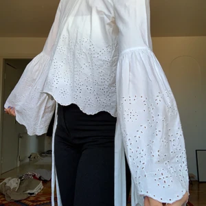 Sommarblus 🌼 - Så fin sommartröja som tyvärr har blivit för liten för mig. Den slutar precis nedanför naveln på mig. Snören för att kunna göra rosetter i armvecken 💕