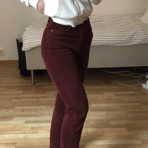 Vinröda manchester byxor - Mörkröda/Vinröda Manchester byxor i storlek M :) Säljer du de är lite stora på mig. Kan mötas i Stockholm eller så står köparen för frakten 🌸