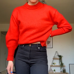 Stickad tröja ❤️ - Mysig stickad tröja med ballong-ärmar. Klarröd färg ❤️ skriv för fler bilder 