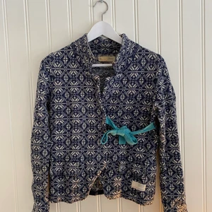 Odd Molly Kofta - Säljer min kofta från Odd Molly i storlek 1 (motsvarar strl. S). Den är i fint skick.