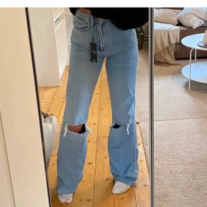 Trendiga jeans  - Lägger upp annonsen igen pågrund av oseriösa köpare. Säljer mina stradivarius jeans som är köpta ifrån zalando. Jag är 175 cm. Köparen står för frakten, 96kr. Buda gärna i kommentarsfältet💗