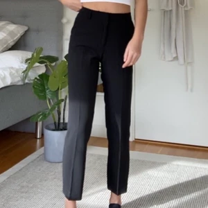 Kostymbyxor  - Supersnygga raka kostymbyxor från HM. Dom är i bra skick och i storlek 34💕💕💕💕 Obs: frakt ingår ej i priset tyvärr 