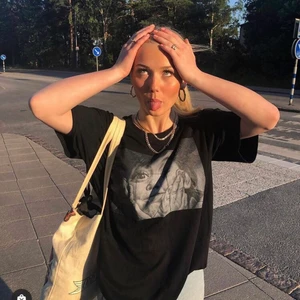 T-shirt - Säljer denna super snygga t-shirten som är ifrån the cool elephant. Den är i superbra kvalitet och jag köpte den i en större storlek så att den blir oversized. Jag säljer i storlek M vilket hon på bilden också bär. Köpte den för 340kr. Börja buda från 190kr