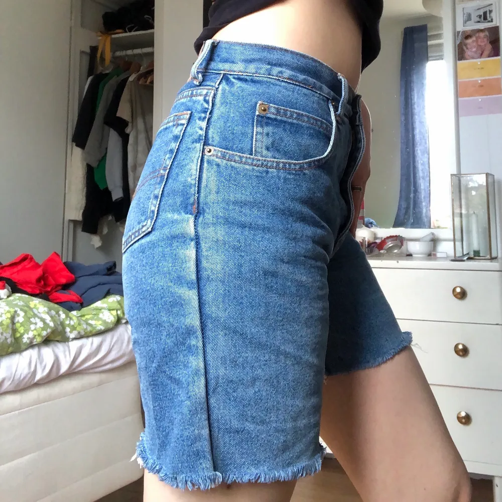 Skitsnygga vintage avklippta jeansshorts! Storlek står ej, men uppskattar till ungefär 34! Perfekta till sommaren. Shorts.