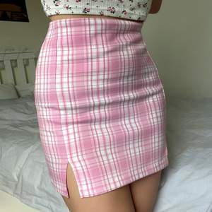 Fin kjol från Shein, helt oanvänd pga den sitter för tight på mig. Skulle säga att den passar de som har storlek xs-s. Köpte den för 140 kr och säljer för 30 kr + 66 kr frakt!