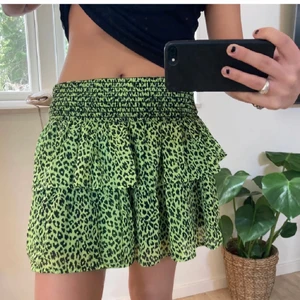 Kjol - Lånade bilder! Säljer denna coola kjol som passar skitbra nu i sommar🤑 frakt tillkommer