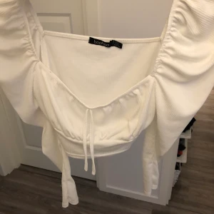 Vit topp - En vit söt topp från boohoo i storlek 34. Aldrig använd 