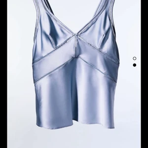 Siden topp  - Siden topp ifrån zara som är helt oanvänd! Köpte för någon månad sen men den kommer inte komma till användning!  Storlek L men sitter mer som en M-S! Nypris:699kr