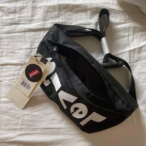 Levis väska - Nyskick!  Helt oanvänd, jag har två stycken. Super cool levis magväska. 50kr styck💗 köparen står för frakt!