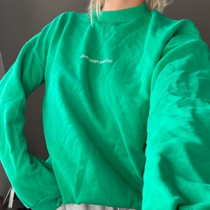 Sweatshirt - Mjuk och skön sweatshirt/collegetröja från Nakd i en underbar grön färg💕 toppskick! Storlek S men sitter oversized 💕 det står ”nothing personal” på den!