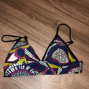 Bikiniöverdel - Bikiniöverdel i storlek XS/S med mönster