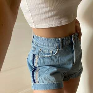 Säljer dessa fina och unika shorts ifrån Gina tricot i Storlek 40 (passar mig som är 38). Dessa är endast använda några gånger så därmed i nyskick🥰De är i modellen ”Mom jeans” och jätte snygga att ha lite oversized. 