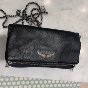 Zadig väska - Säljer min svarta zadig väska, den är använd men i fint skick. Köparen står för frakt💞💞 dustbag & båda banden kommer med (långt och kort)❣️ väskan har inga skador🌸