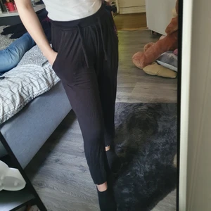 Svarta byxor st XS - Svarta, "hängiga", mjukisbyxor i storlek XS. Är lite stora så passar nog S bättre. Sköna och väldigt svala. Kan skickas eller mötas!