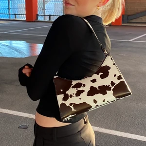 Baguettebag - Såå snygg och mordern väska med ko-mönster från pull and bear🥰🥰Säljer då jag tyvärr aldrig använder den, endast använd ett fåtal gånger😃👍
