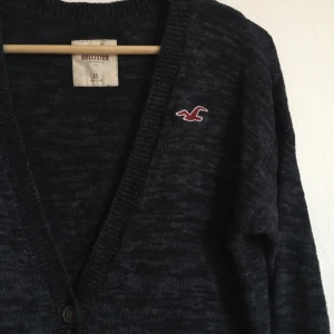 Kofta - Fin stickad kofta från Hollister säljes ☺️ Färg mörkblå  Längd: går över rumpan. Det är storlek XS men passar även en S väldigt bra  #kofta #hollister #mörkblå