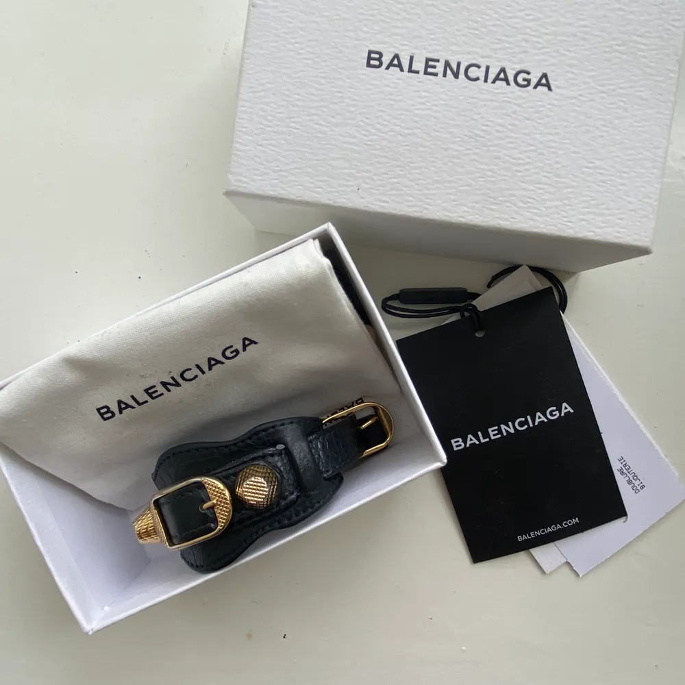 Säljer mitt älskade balenciaga armband i svart äkta lammläder och guldiga detaljer!💞 Köptes nytt för ca 1800kr på balenciagas hemsida, och använts flitigt men fortfarande i superfint skick, inga repor eller liknande. Det enda slitage som finns är att guldet börjat ”blekna” på vissa ställen av armbandet (se bilder). Man får med boxen armbandet kom i, dustbag, tags samt ett digitalt kvitto. Kan mötas upp i Göteborgs området eller posta, köparen står för frakten💖💖💖💖. Accessoarer.