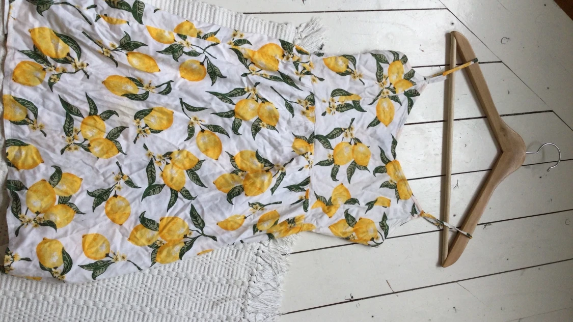 En somrig sommarklänning i stl 32. - 90