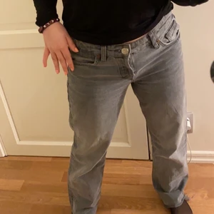 Lågmidjade jeans  - Nu säljer jag dessa sjukt populära zara jeans!! Dessa rekommenderar jag till er lite kortare tjejer då jag klippt mina i längden!!                                             Budgivning i kommentarerna avslutar 10/5