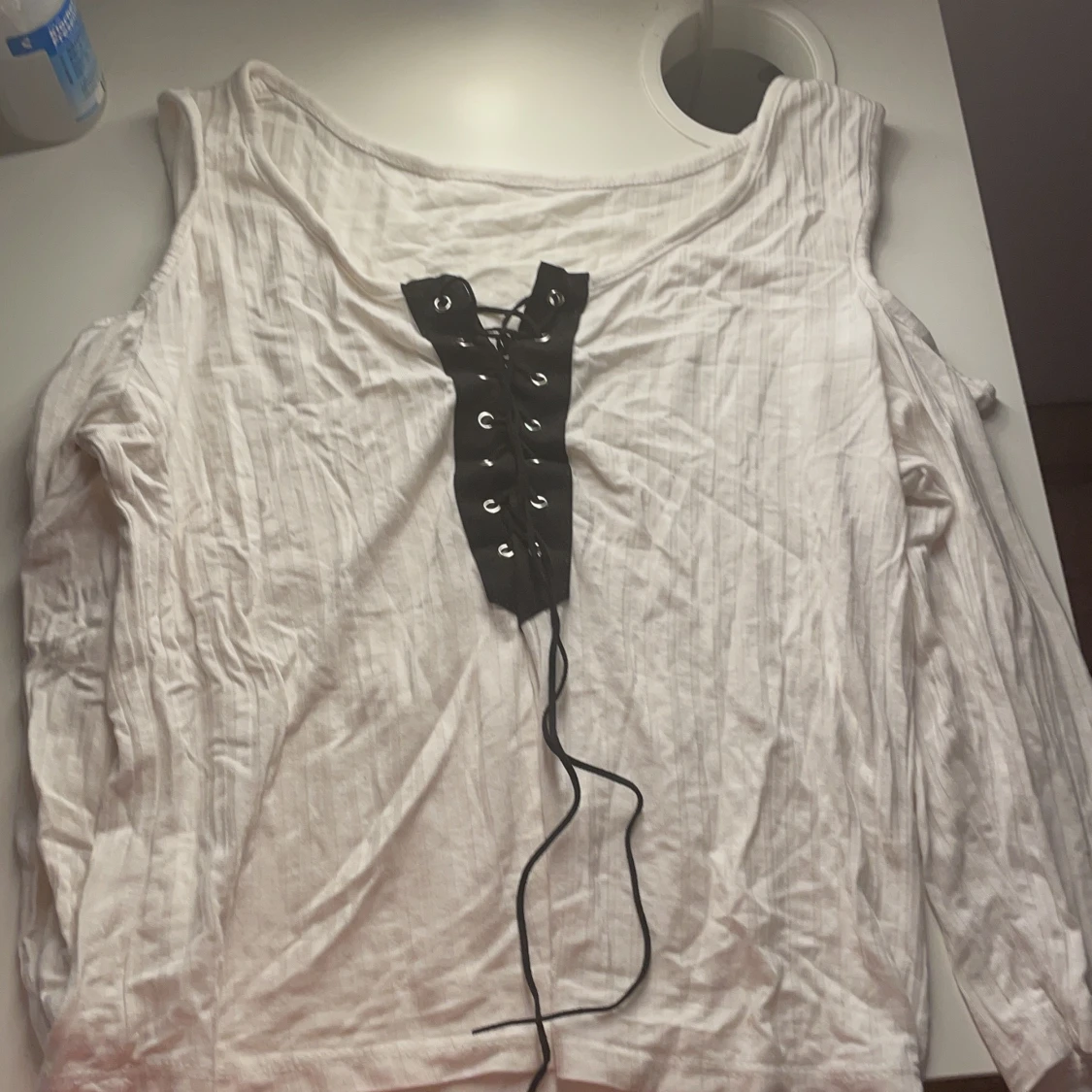 Vit tröja med knytning