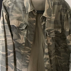 Jacka - Jacka i kamouflagemönster från Topshop