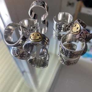 Smileyringar  - Sjukt coola smileyringar! Finns i silvrig och guldig smiley. De är justerbara och kostar 110kr + 11kr frakt!🤍 Finns många i lager!!!