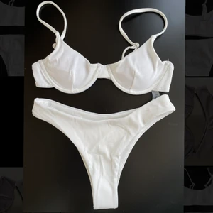 Bikini - Superfin vit bikini från SHEIN. Helt ny och oanvänd med hygienskyddet kvar. Liten i storleken.