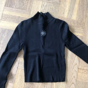 Svart polotröja  - Helt oanvänd svart polotröja, den är alltså i väldigt bra skick.🤩🥰 köparen står för frakt 