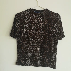 Leopardmönstrad topp - Leopardmönstrad topp med lite högre hals🤎